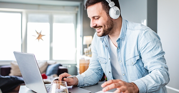 B2B salesperson working on computer remotely