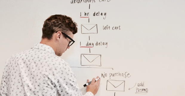 Man drawing worflows on a whiteboard